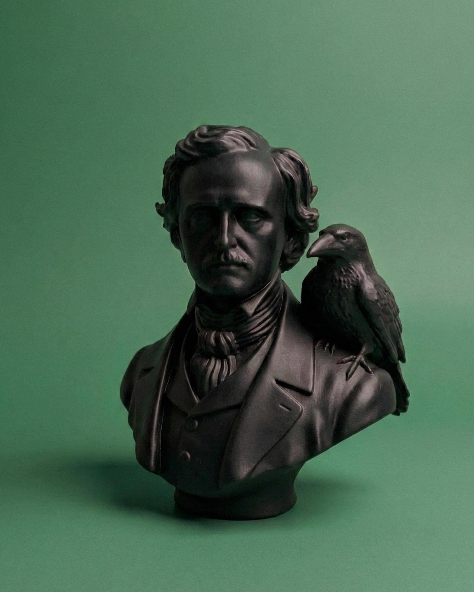 Edgar Allan Poe Bust Sculpture Raven Shoulder Decoration Gothic Style Literary Gift Writer Desk Accessory Display Halloween Bookshelf Art